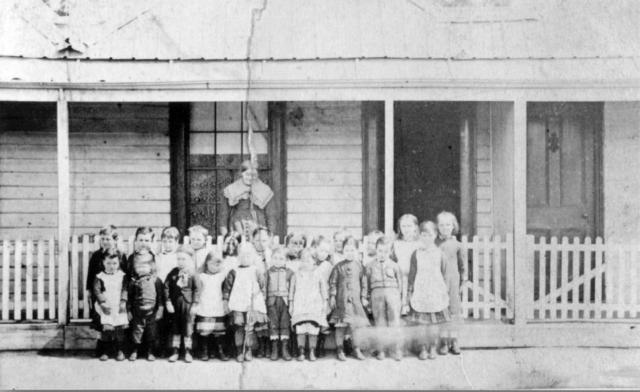 1882-1886-view-of-school-Collingwood-school-children
